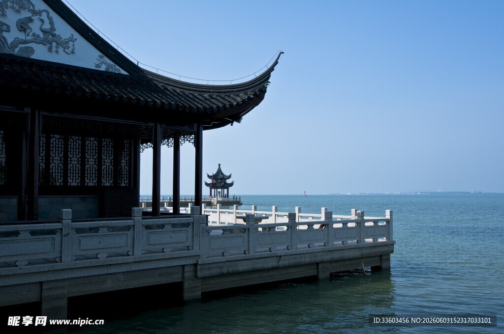 湖畔古亭静赏辽阔水景