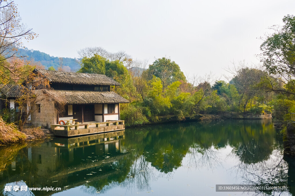 湖畔古建静谧山水风光