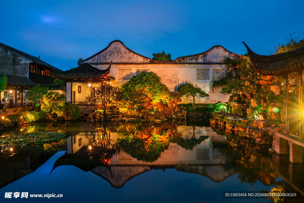 江南水乡夜景静谧如画