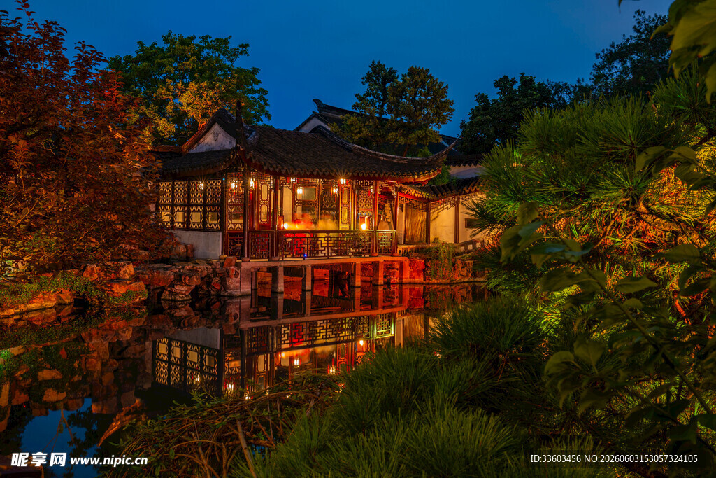 湖畔古建夜景静谧美好