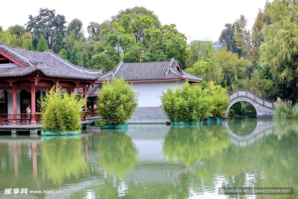 中式园林湖畔美景