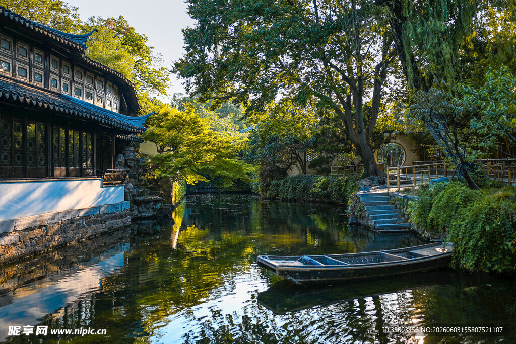 江南水乡静谧小船美景