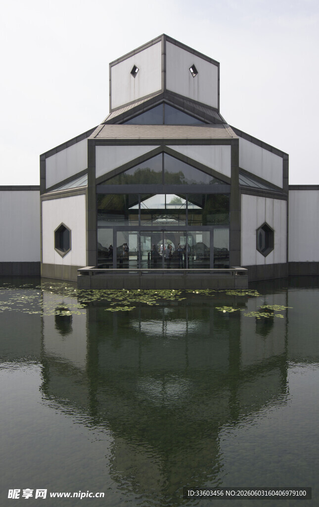 江南水乡中式建筑倒影