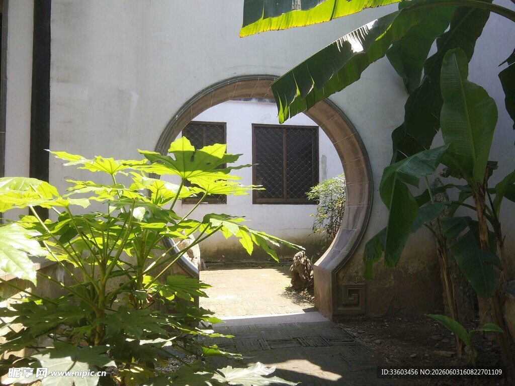 中式庭院圆门绿植景致