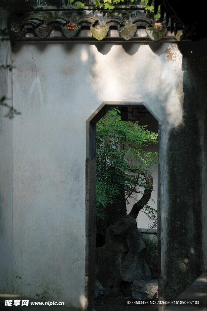 中式庭院门洞景致