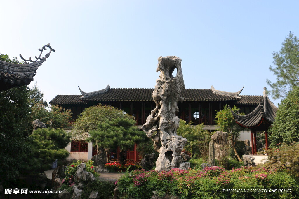 中式古建旁的精美雕塑