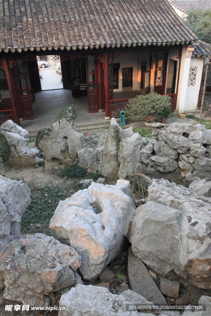 中式庭院中的古朴石景