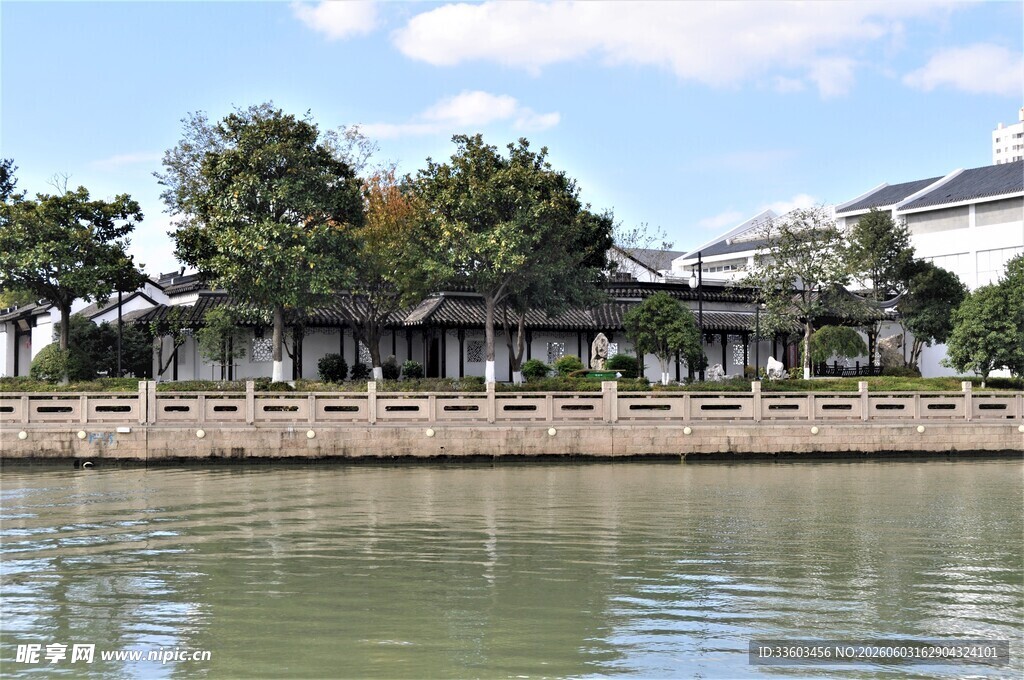 河畔中式建筑风景如画