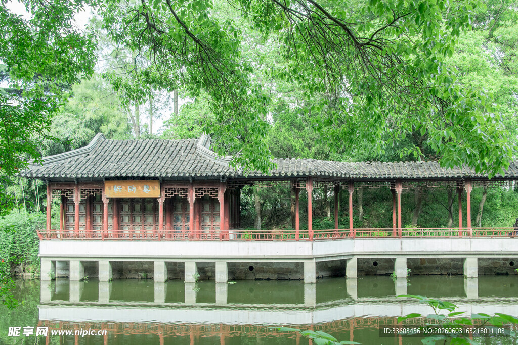 湖畔中式亭廊清幽景致