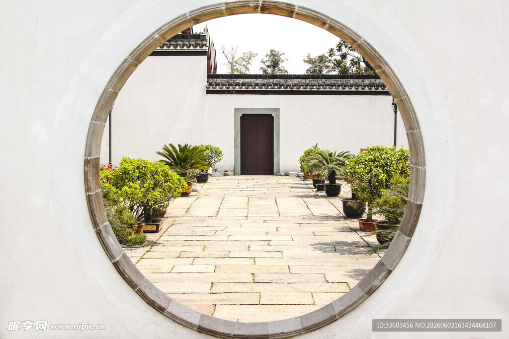 中式庭院圆门景观