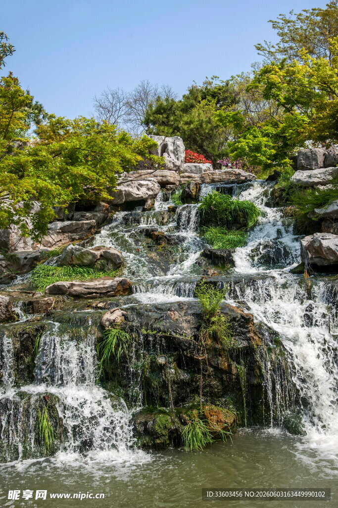 山间瀑布景观绿意盎然