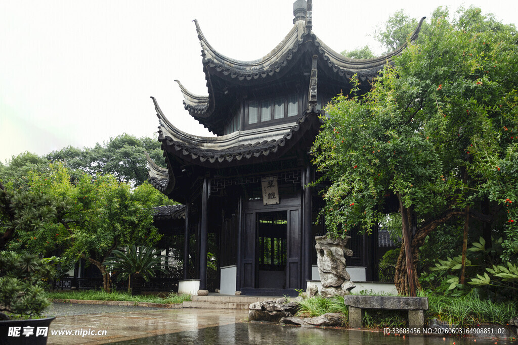 中式古典亭子绿树环绕