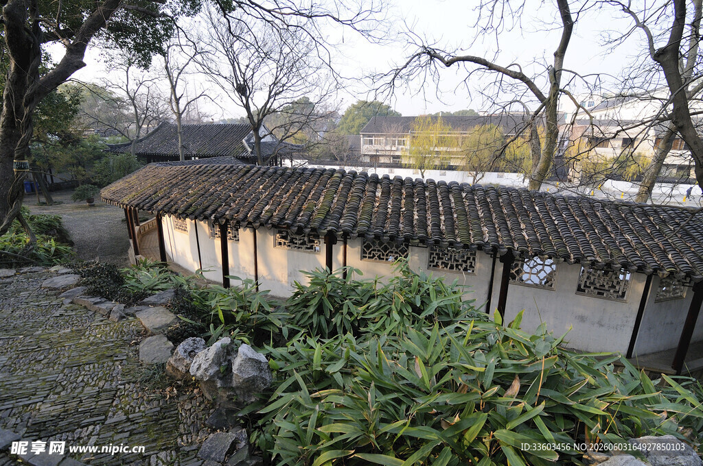 中式古朴小屋旁绿植环绕