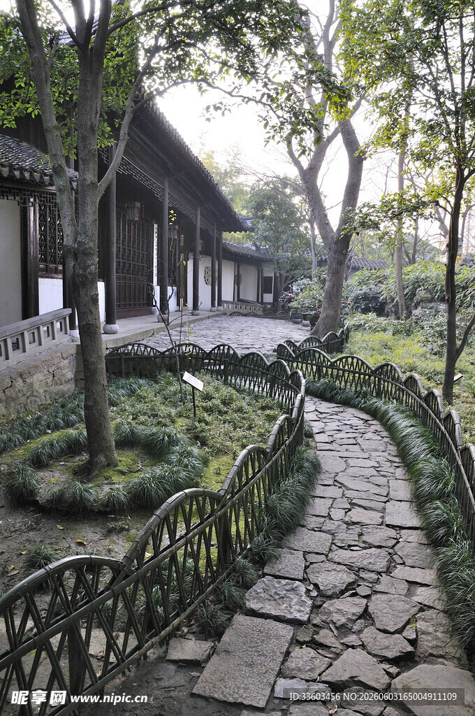 中式庭院石径与绿植景致