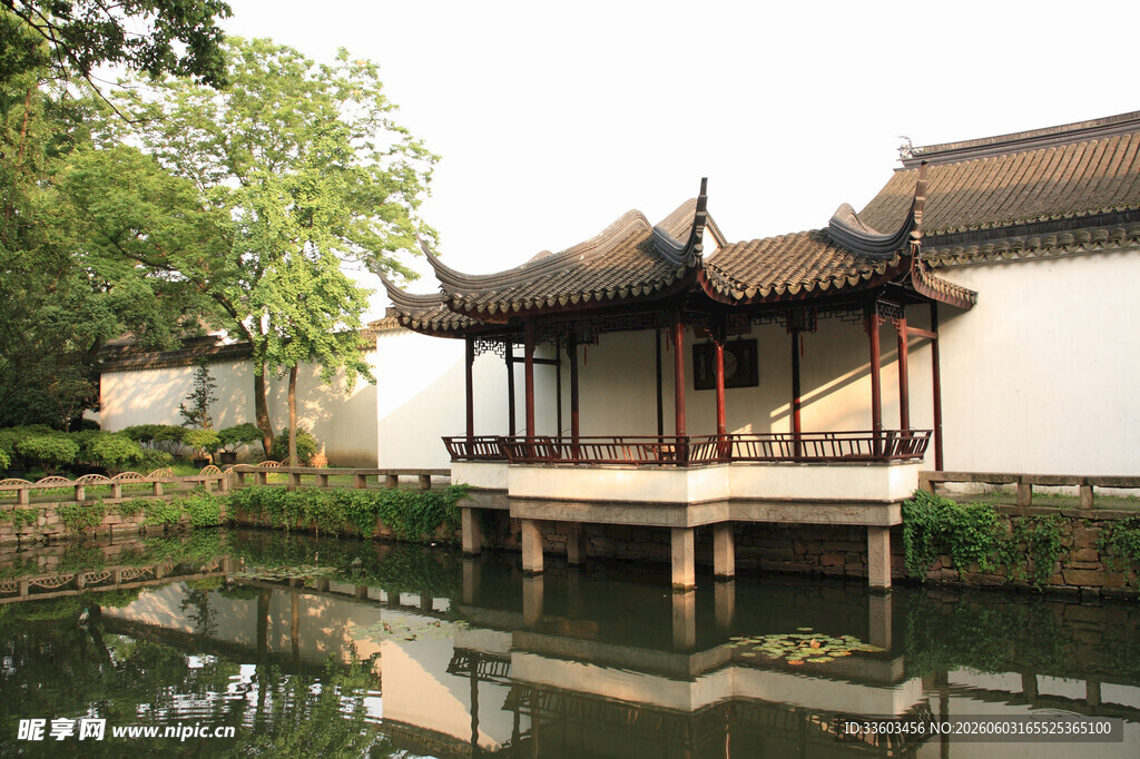 中式水边亭阁景观
