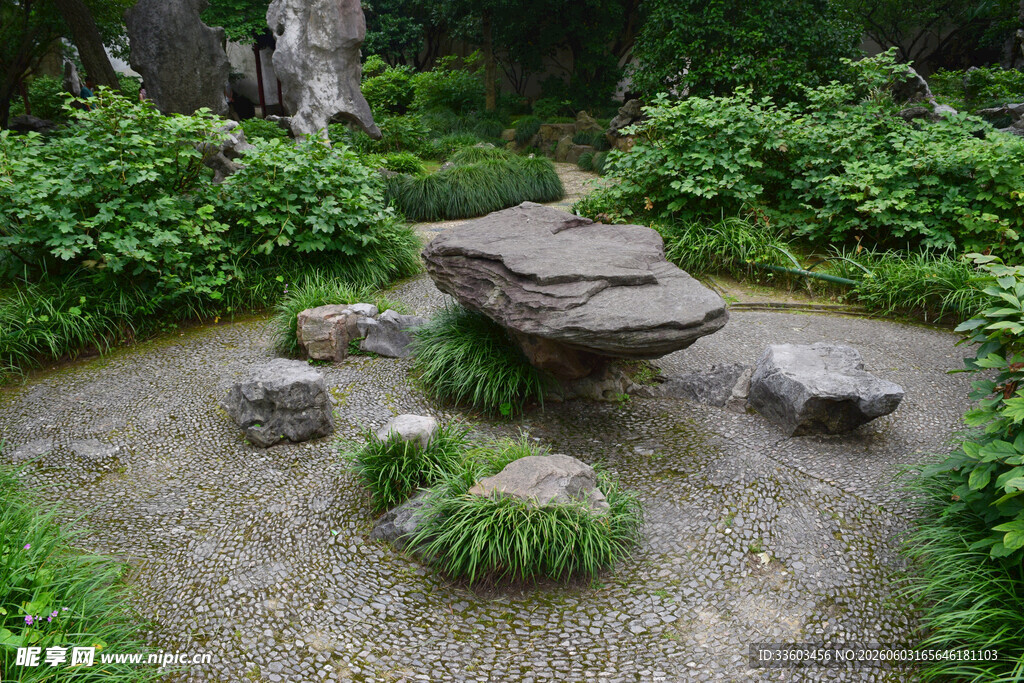 日式庭院石景与绿植