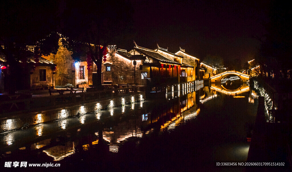 古镇夜景灯光璀璨如画