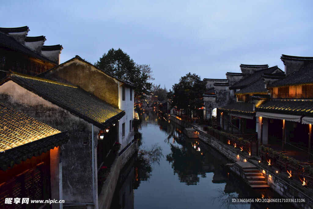 江南水乡夜景古建映于河
