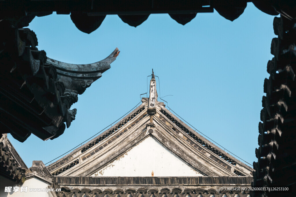 中式古建筑屋顶精巧一角