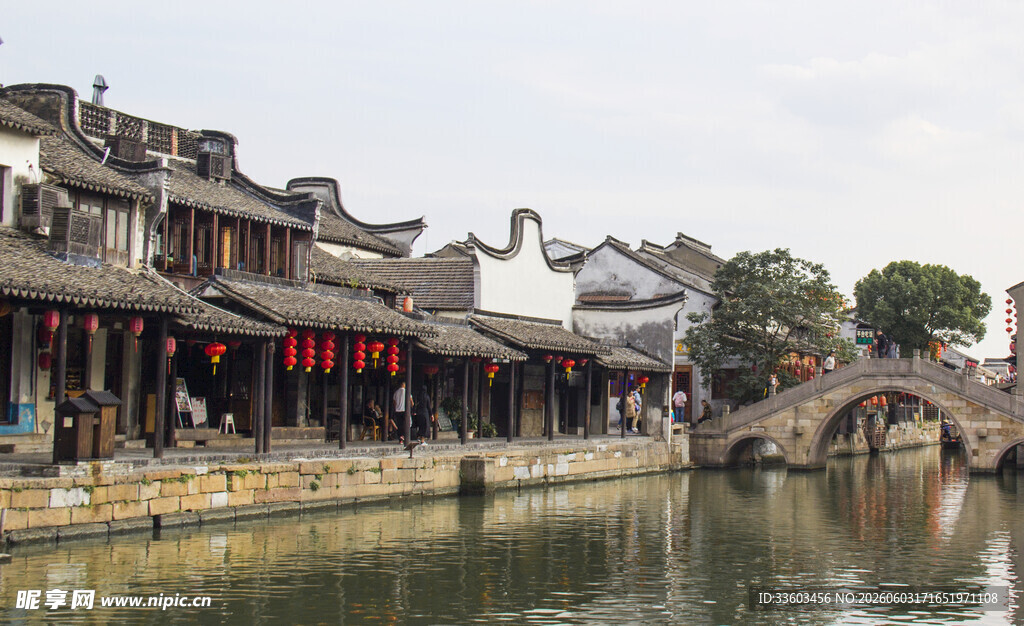 江南水乡古桥畔的传统建筑