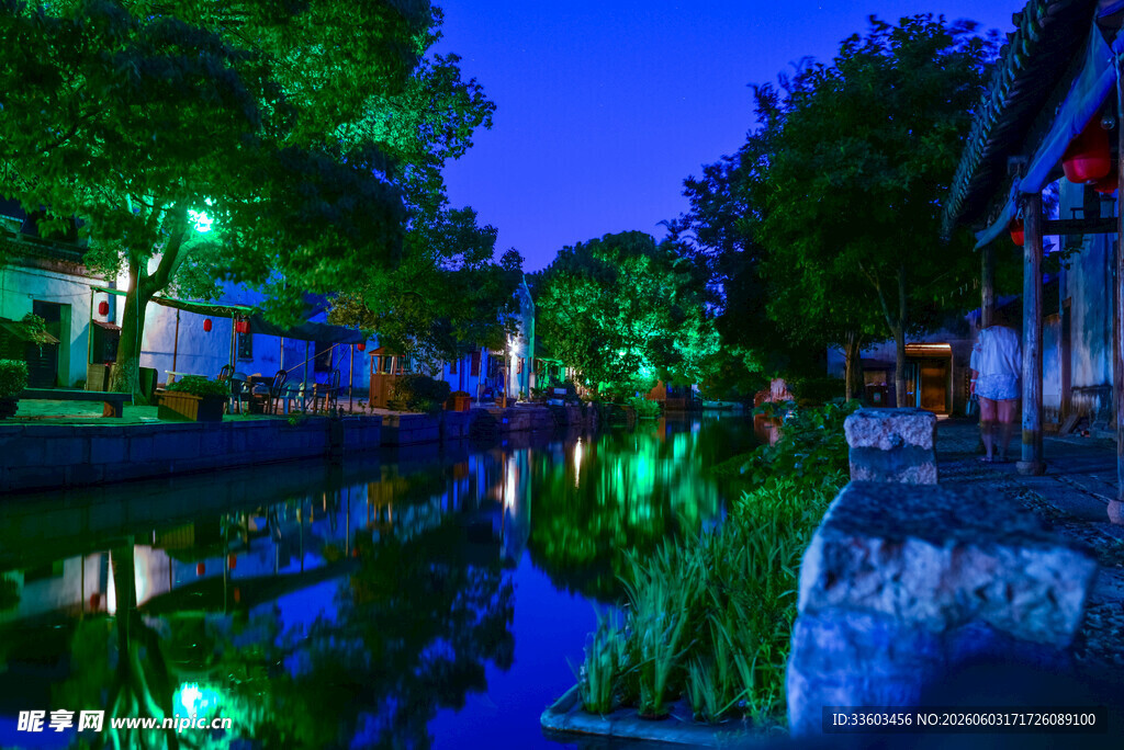 水乡夜色静谧迷人街景