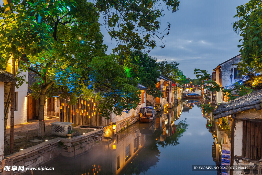 江南水乡夜景静谧如画