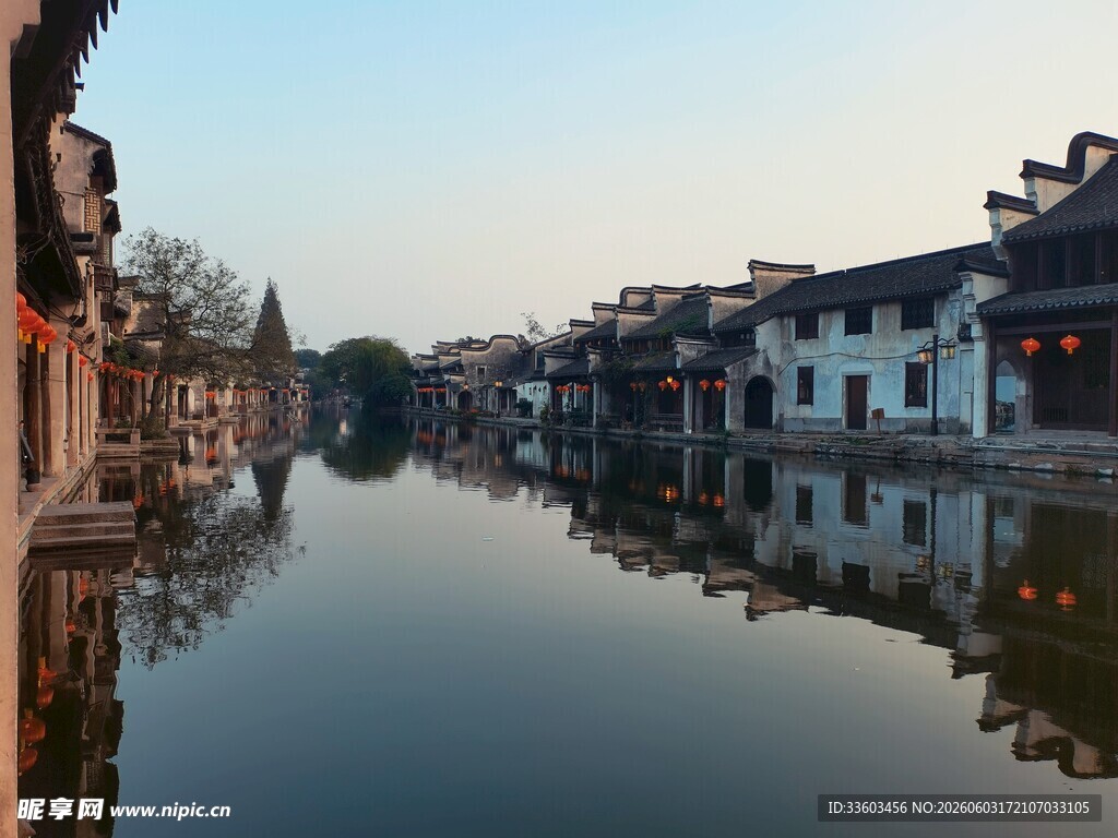江南水乡河畔古建筑倒影