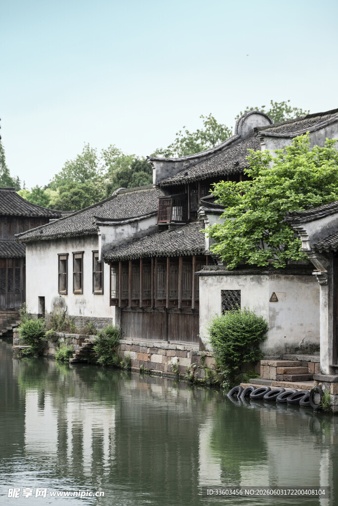 江南水乡古建筑临水而立