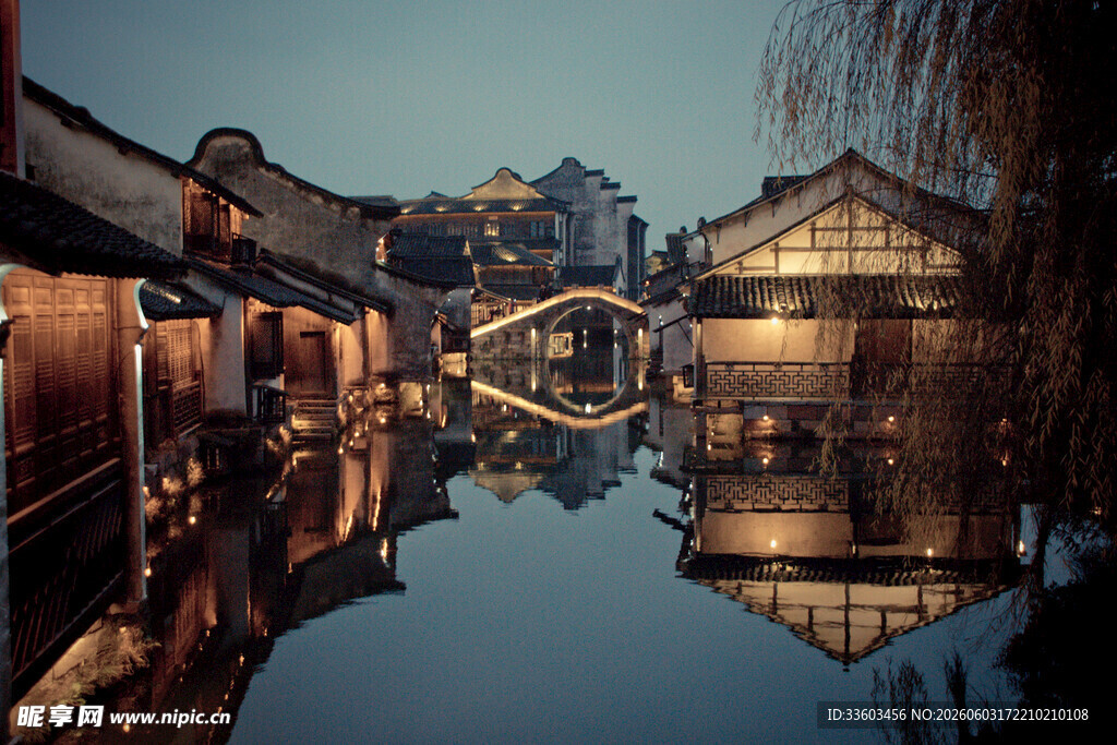 江南水乡夜景静谧如画