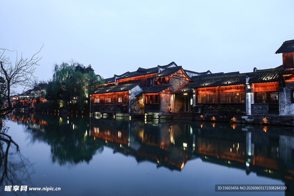 江南水乡夜景古建映于湖面