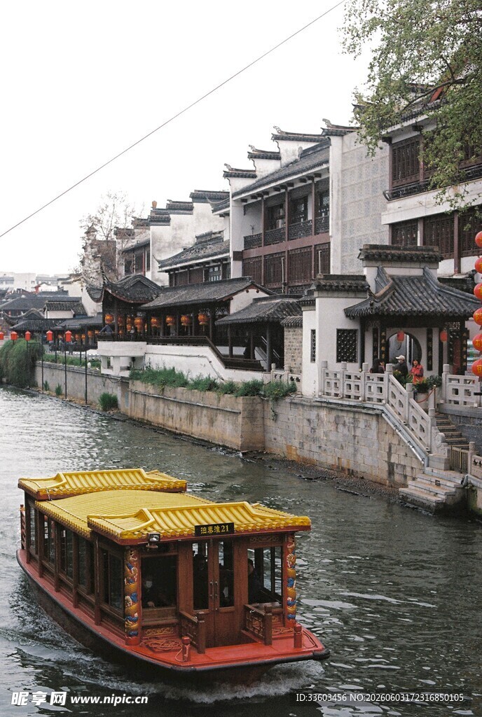 江南水乡游船景致