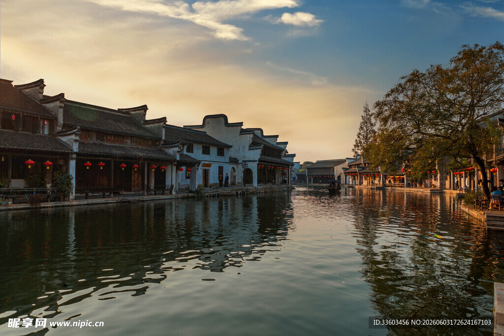 水乡古镇黄昏河畔美景
