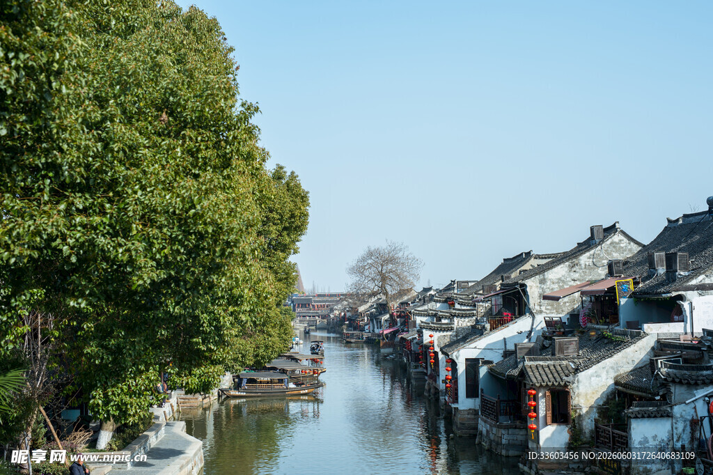 江南水乡沿河古朴民居