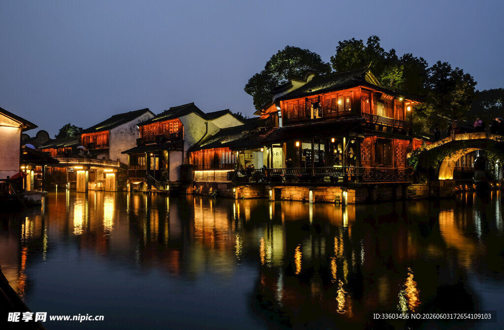 江南水乡夜景灯火映碧波