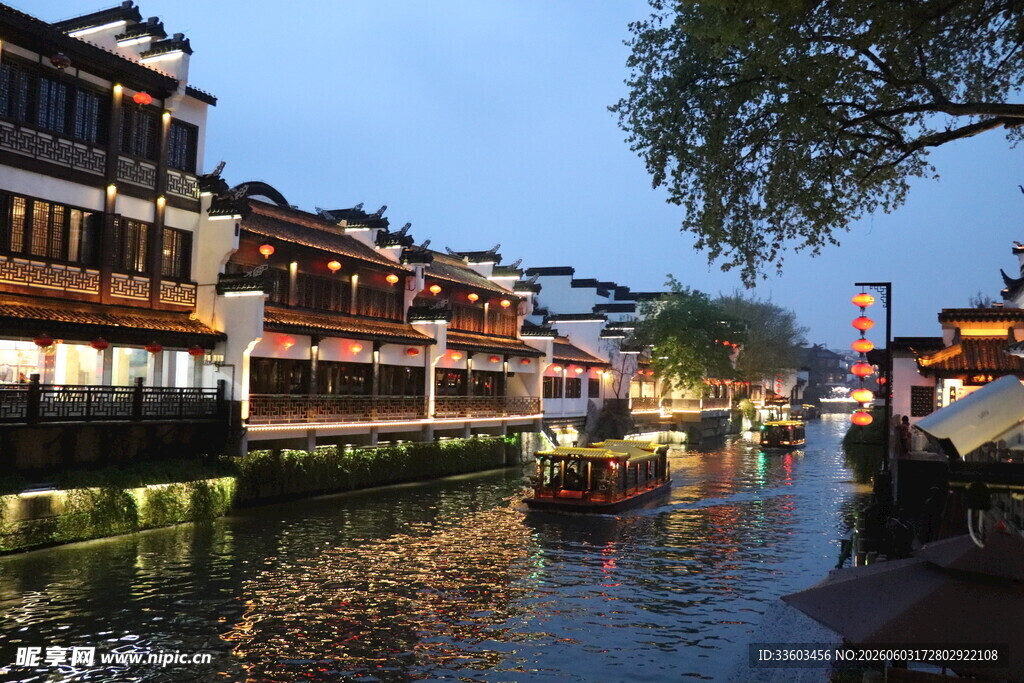 江南水乡夜景古雅韵味浓
