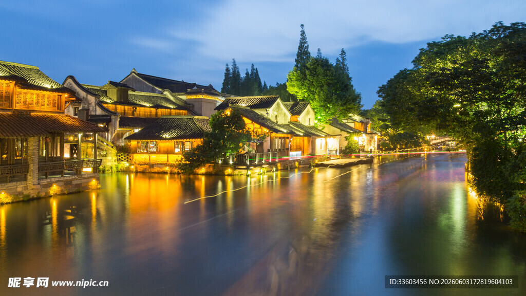 江南水乡夜景灯火映碧波