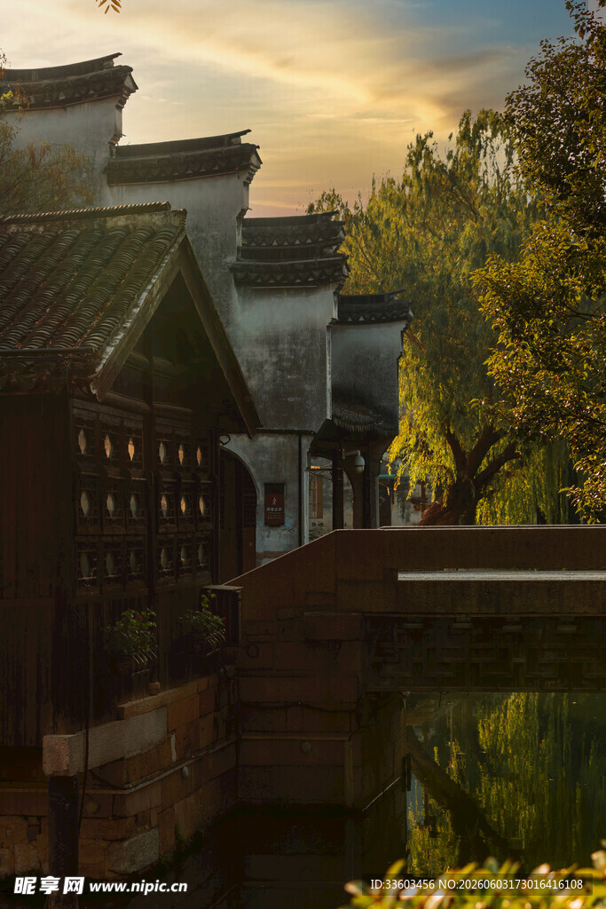 古村水乡的静谧黄昏景色
