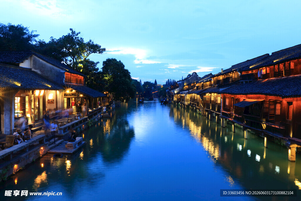 水乡夜景静谧迷人的河道