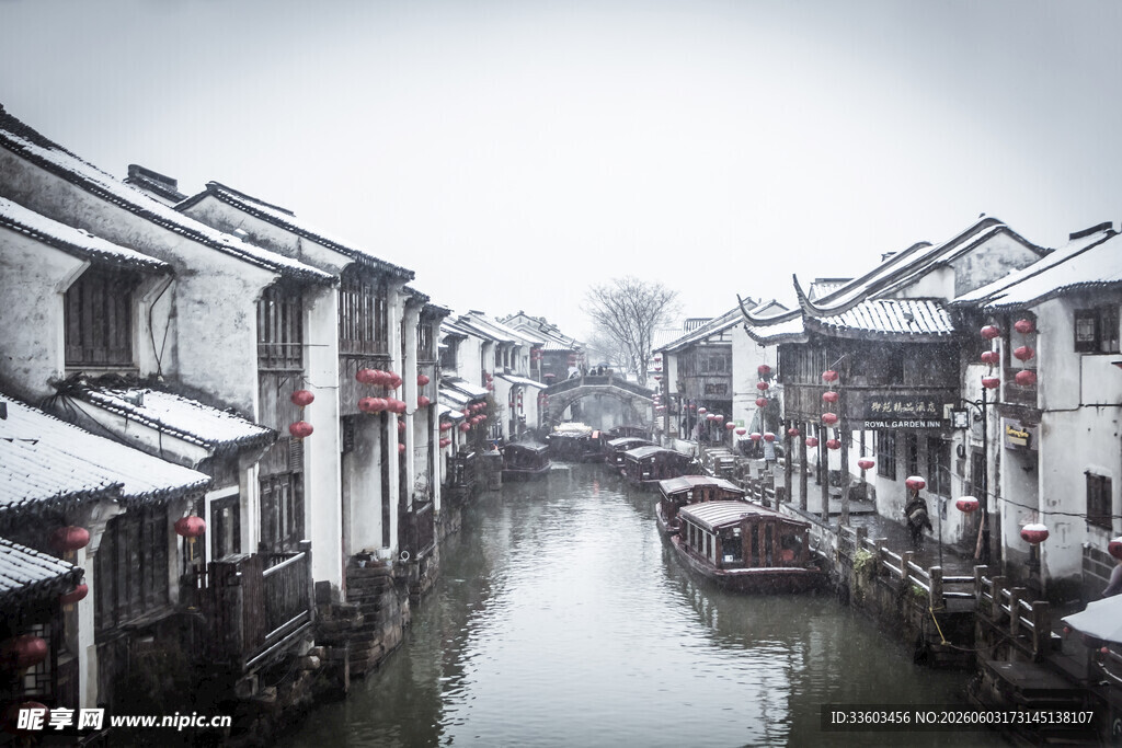 江南水乡雪景中的静谧河道