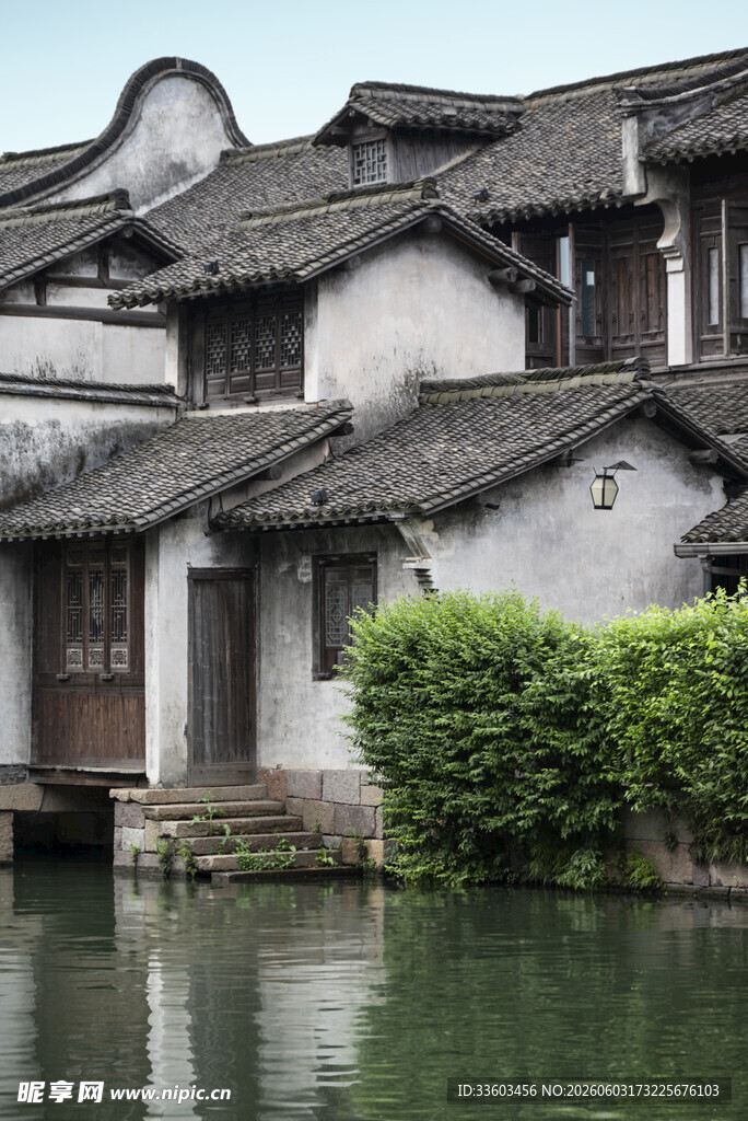 江南水乡古建筑临水而立