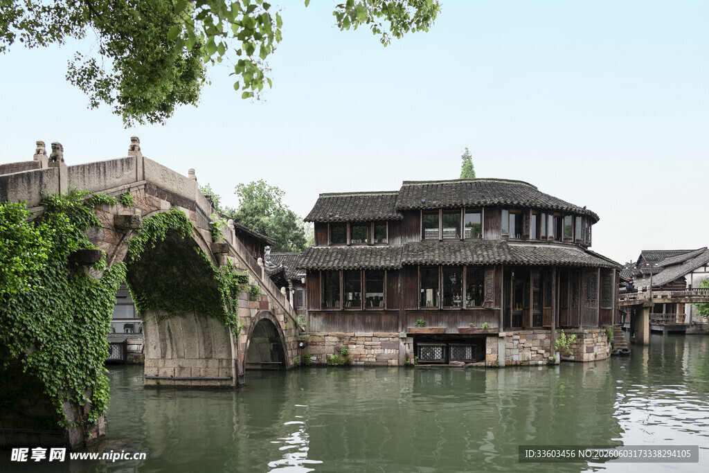 江南水乡石桥旁古朴建筑