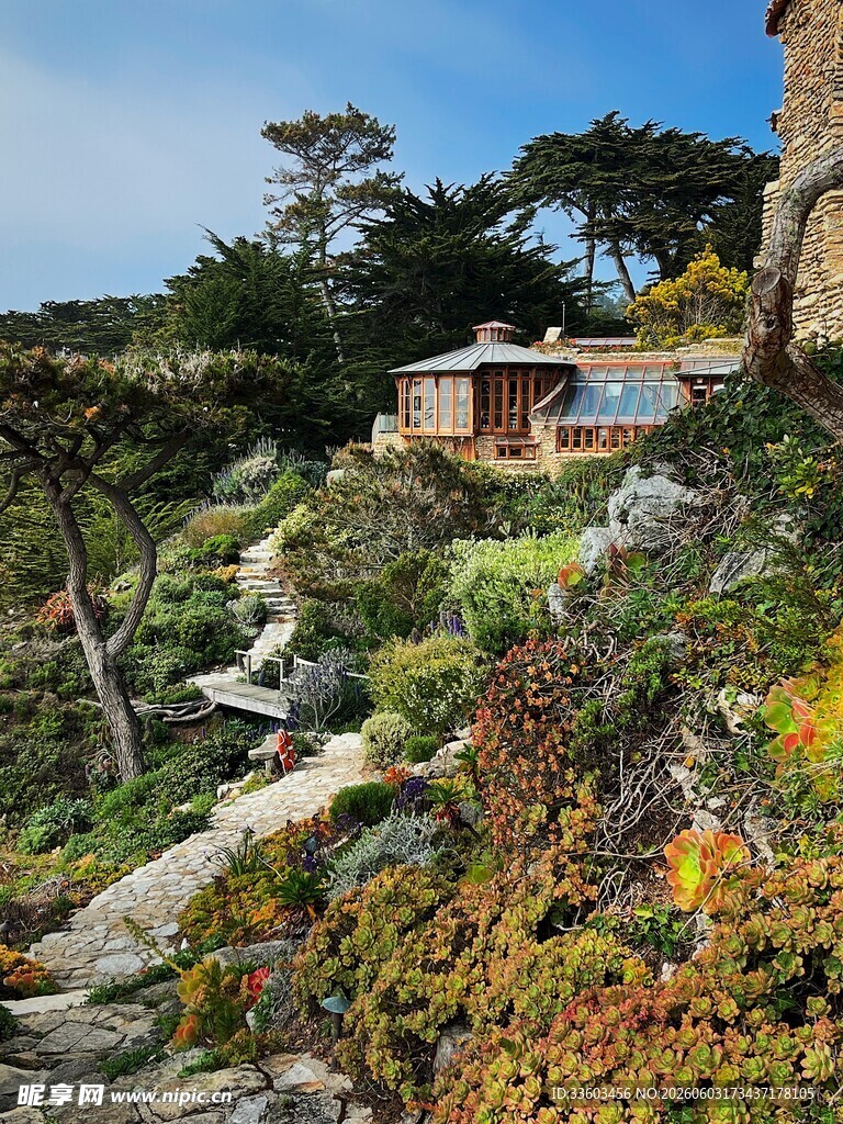 山间小屋绿意环绕的美景