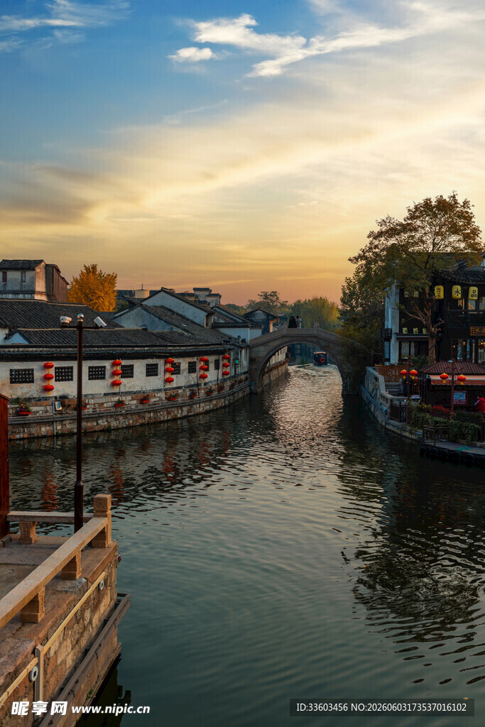 江南水乡河畔美丽黄昏景