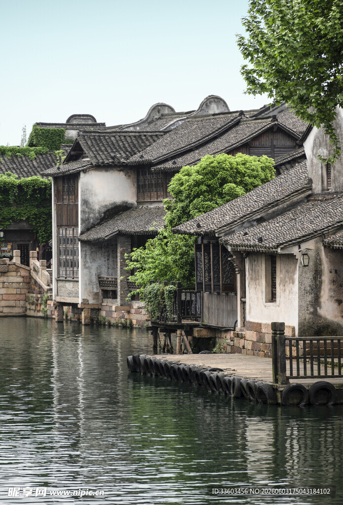 江南水乡古宅临水而立