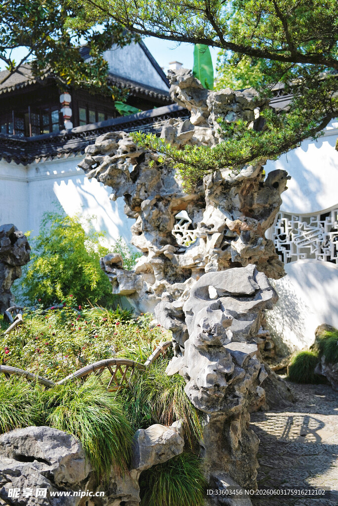 中式庭院假山绿植景观
