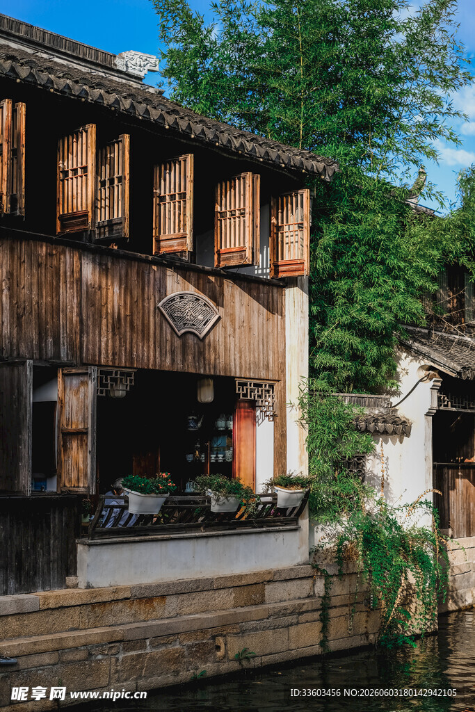 江南水乡古风木质临河建筑
