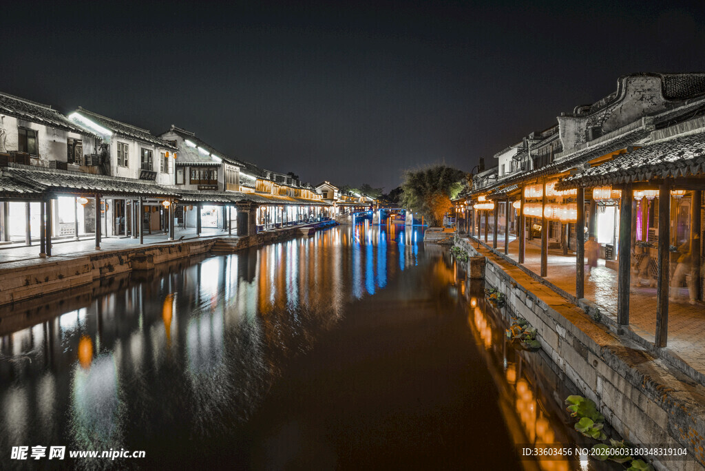 江南水乡夜景静谧而迷人