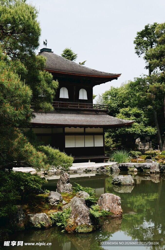 日式园林中的古朴建筑