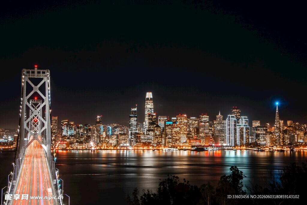旧金山夜景中的跨海大桥