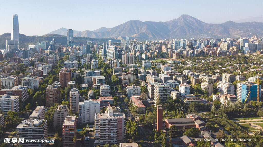 城市全景与远山风光
